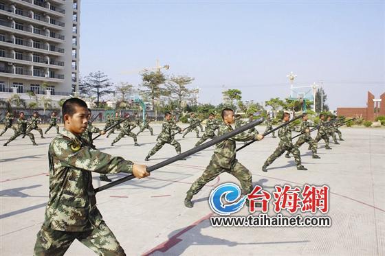 漳州边防支队新兵开展应急棍术必修课训练