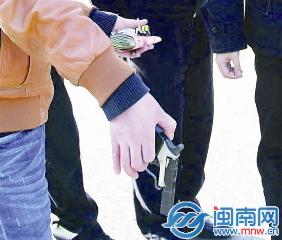 用发令枪改制的手枪