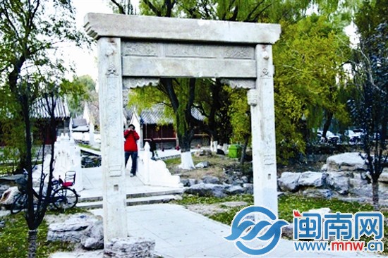 此牌坊的坊楣上有乾隆御笔“断桥残雪”