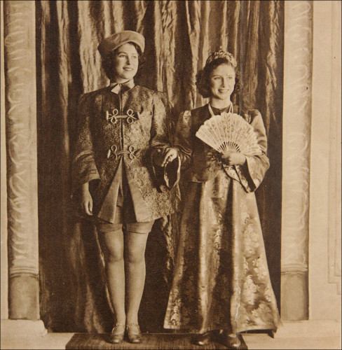 1943年，伊莉莎白公主和玛格丽特公主出演舞台剧《阿 
