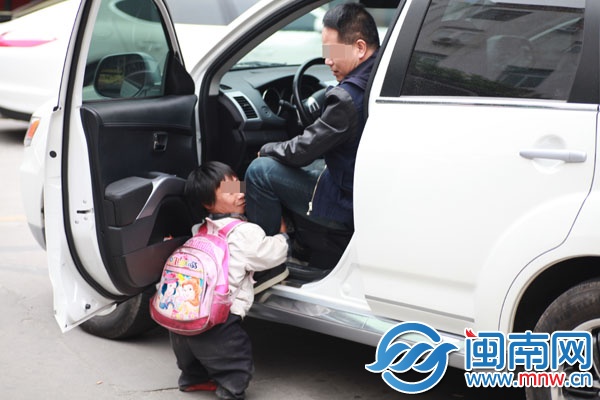 打锡街，一名侏儒乞丐，见人就上前乞讨；不给钱，还 