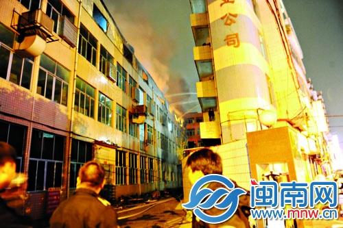 消防紧急扑救，一直将火势控制在四楼