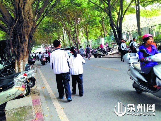 如何对待中学男女生之间的关系，是家长和老师关注的 