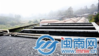 巨大的沼气罐
