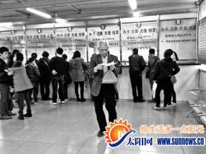 医院看病，老人大多不会操作自助机