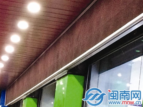 这家手机店的LED屏已关闭