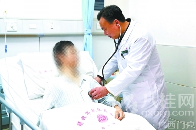 急诊科主任唐忠志在为小伍检查