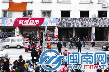 二楼3扇玻璃窗户全被震碎
