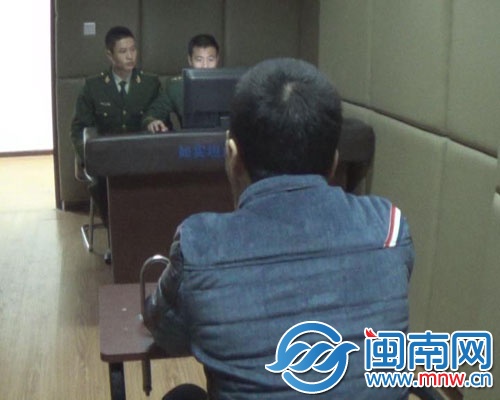 身着男装、理着板寸头的小珍，在派出所配合办案