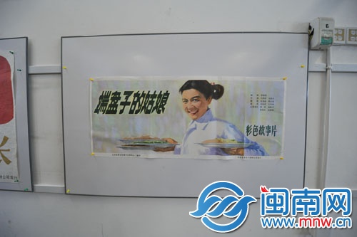 端盘子的姑娘