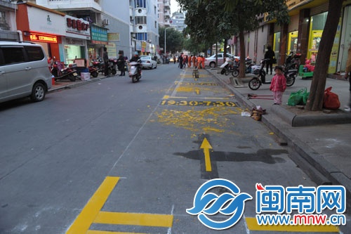 泉州市区东云路昨正在施划夜间停车位