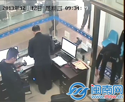 派出所监控显示，听说要尿检，李某德两人打滚称中毒