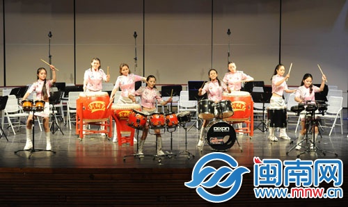 泉州幼师刺桐红乐团在表演打击乐《鼓韵》