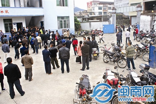 10日早上，诏安霞葛派出所户籍窗口，挤满了来办超生 