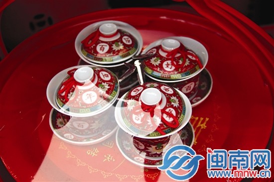 新娘给男方长辈敬茶的茶杯