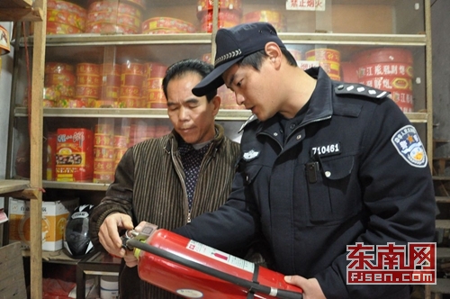 检查烟花爆竹销售点的灭火器