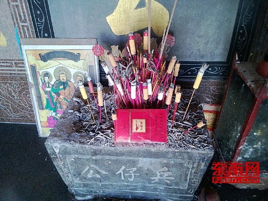 兵仔公庙内的香炉经常插满香烟