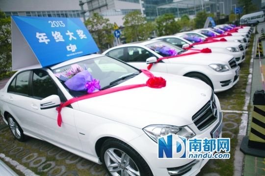 10辆奔驰轿车一字排开