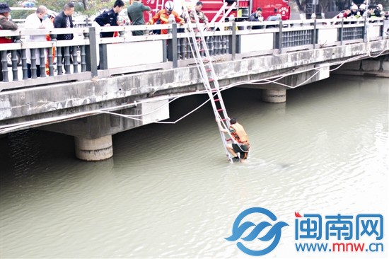 消防下水救人