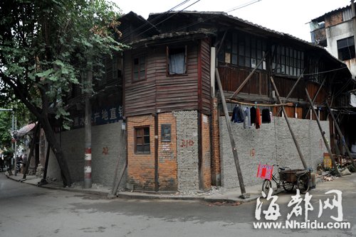 福州上下杭市民搬出旧屋后 门窗被砌起砖墙堵死
