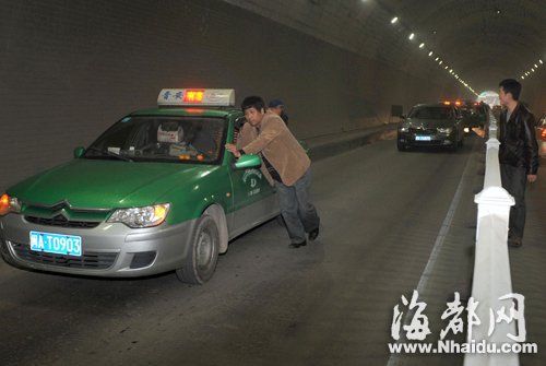 福州一的士趴窝金鸡山隧道 隧道内外堵车约1公里