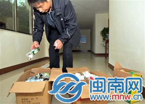 收集废灯泡10年