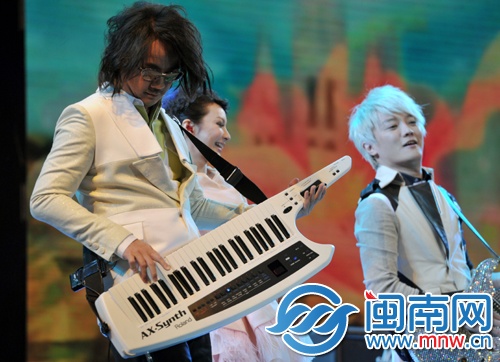 飞儿乐团在泉州侨乡体育馆演出