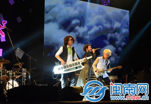 飞儿乐团完美演出high翻全场
