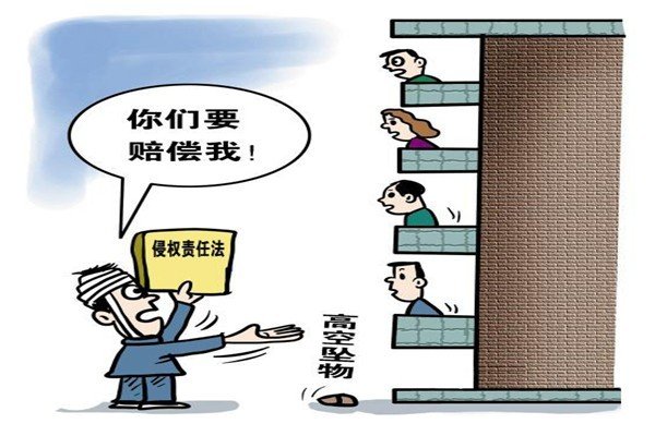 福州一小区40楼装修高空坠物 取车老伯被砸伤5