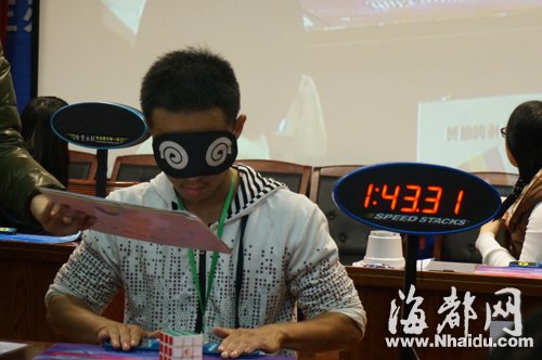 只花2.4秒 福州女生刷新全国“金字塔魔方”单次纪录2