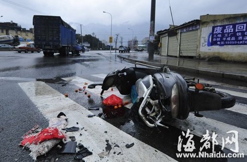 大货车撞倒骑车夫妻 妻子上半身遭碾压生死永隔
