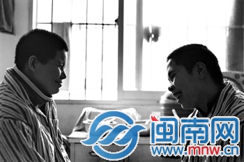 知道要送她回家，两个越南新娘开心地笑了起来