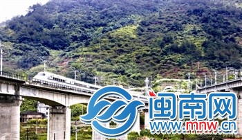 “三纵六横九环”铁路网，提升了福建速度；图为动车 
