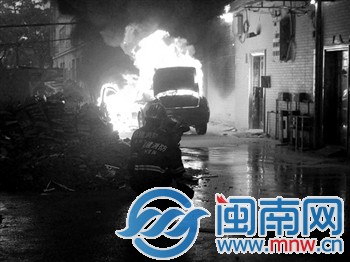 大火引燃户外电线，所幸及时断电灭火