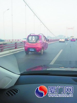 代步车开上海沧大桥