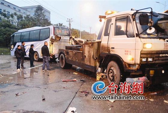 国道324线龙海程溪路段三车连环撞