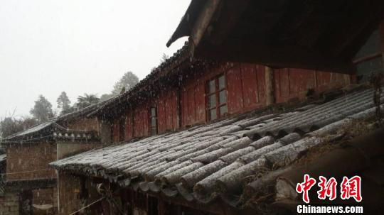 图为被雪花覆盖的昆明禄劝县村庄。　杨华伟　摄