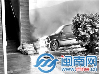 皮卡自燃后火势猛烈，临近民房已被熏黑