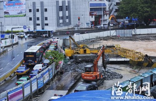 福州东街口地铁工地 吊臂断裂砸死一工人