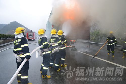15日下午2时20分许，一辆快递物流货车行驶至龙岩往 