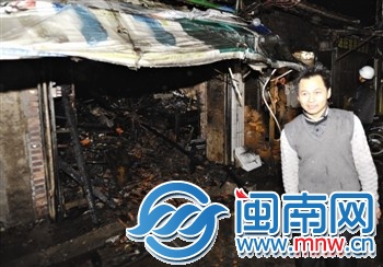事发时，隔壁店面的店主王先生试图踹开铁门，帮助屋 