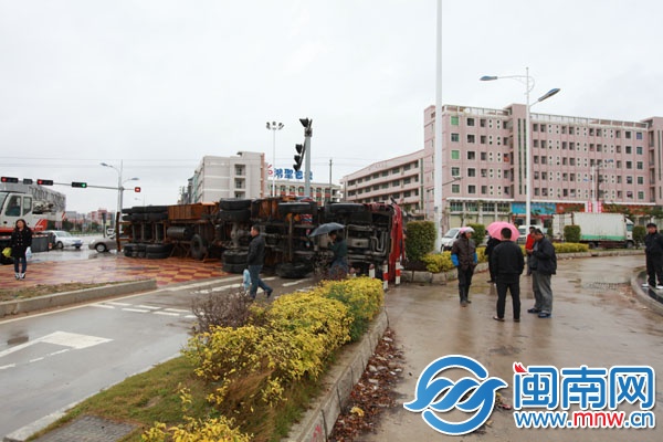 挂车横躺路上