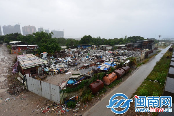 河滩地上这处违章搭盖的废品转运站将被拆除