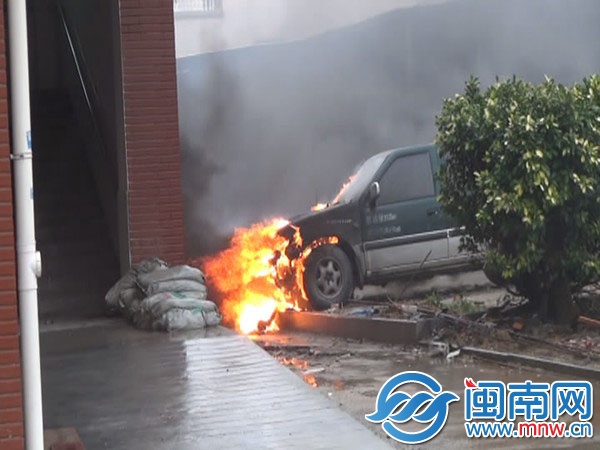 皮卡自燃后火势猛烈，临近民房已被熏黑
