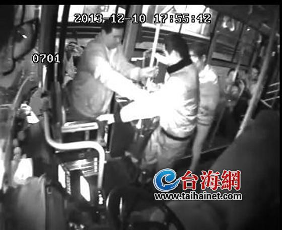 “最美”司机将其抱下