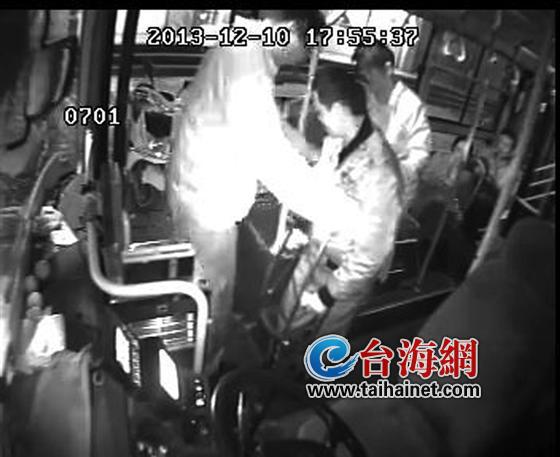 残疾男子拄拐艰难下公交 “最美”司机将其抱下