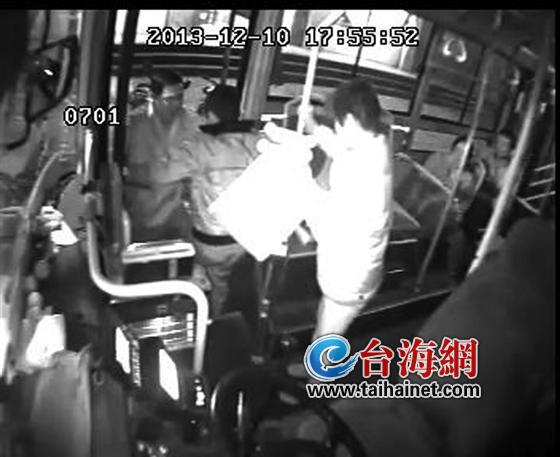 “最美”司机将其抱下车