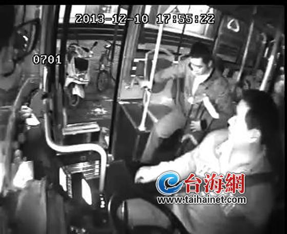 残疾男子拄拐艰难下公交