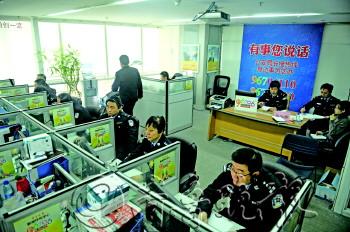 公交分局各职能部门负责人接听读者热线