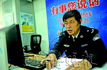 济南公安公交分局梁振黎局长在接听读者热线